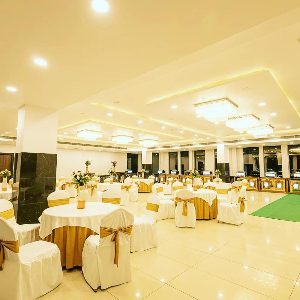 Grand Pearl Hotel & Banquet Лакхнау Экстерьер фото